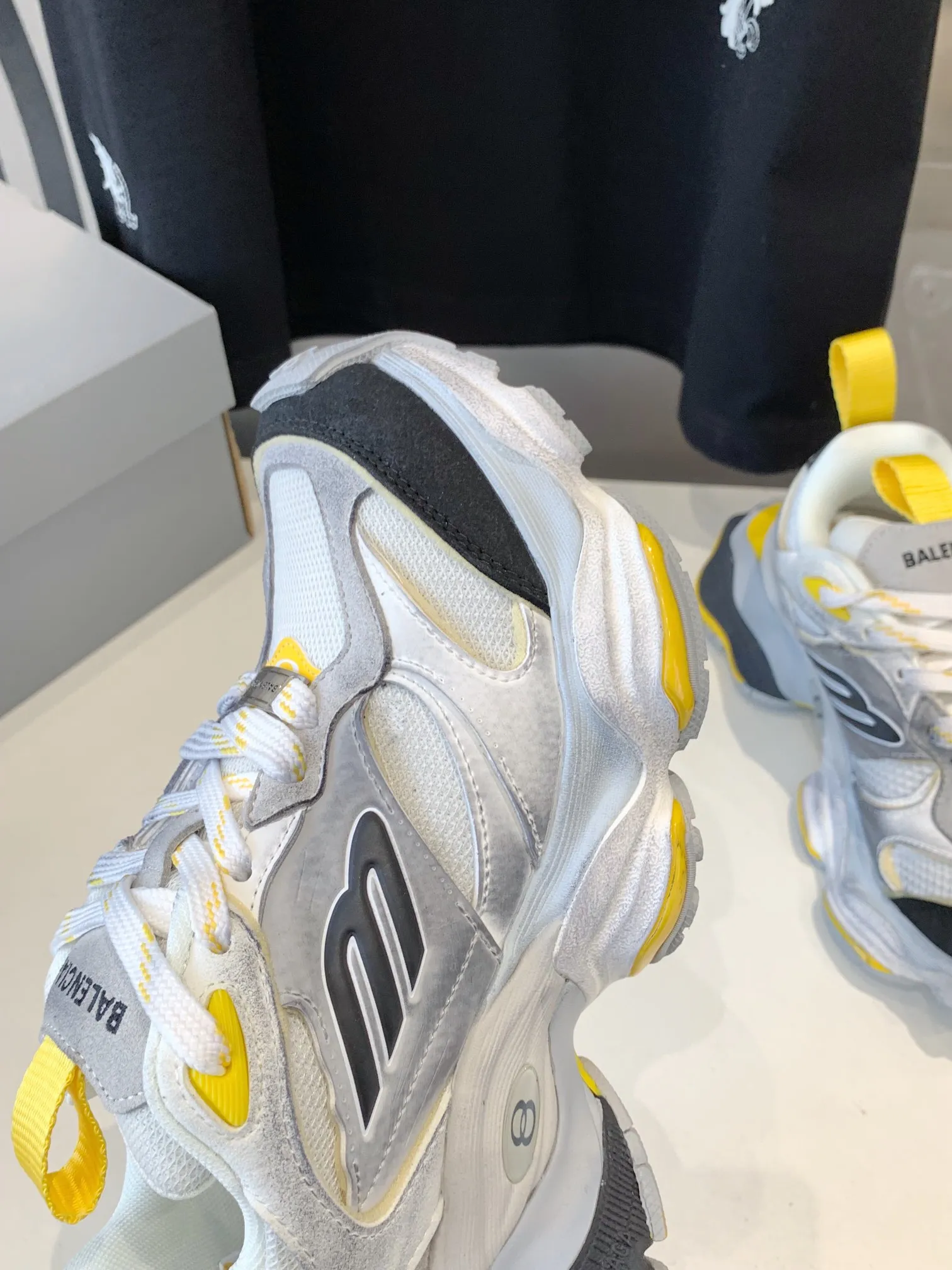 👟👟Ex-factory price 820👟👟 Paris 5XL correct version Balenciaga CARGO 23ss catwalk style 🔺 ℹ️The distressing process is done by hand. The degree of distress, scratch size and range of each shoe has a certain difference, which is normal. The upper is filled with high-density imported sponge, and the tongue is embroidered with Balenciaga words, as well as small engraving details. This plaque is developed by a separate mold, and there is 3M reflective material on the side. The three-dimensional logo and size mark on the heel, accessories dust bag and included shoelaces are upgraded and thickened shoe boxes. They are all made of original files and original lasts. CNC developed 1:1 proportion weight. Original EVA environmentally friendly deodorizing ring type insole. Newly developed 7-layer private mold. Combined anti-slip outsole. Information ℹ️ A large version design that has become more popular in recent years. This cargo is fatter than 3xl. It has a very good wrapping feel and is also very retro and fashionable. The sole is definitely very wear-resistant. Size: 35 -46